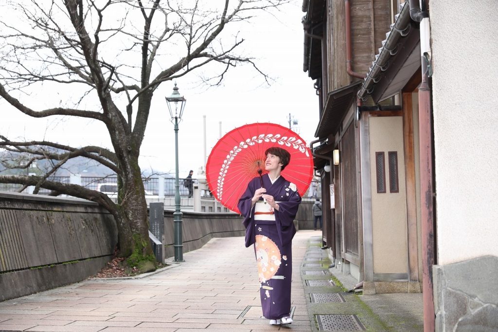 Sarah B Hodge modeling Kaga Yuzen kimono in Kanazawa Photo credit: Mitsuhito Nakagawa /金沢きものレンタル心結